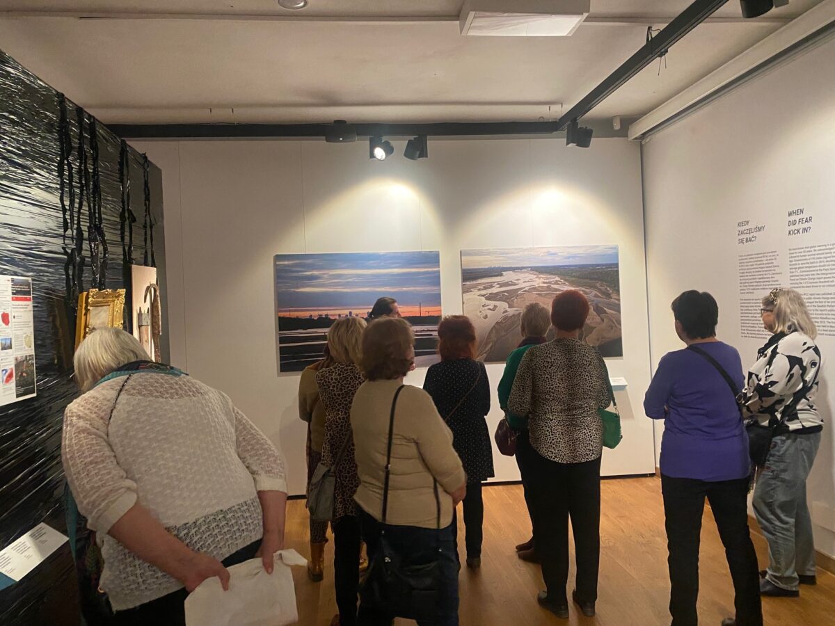 Grupa kobiet zwiedza wystawę obrazów