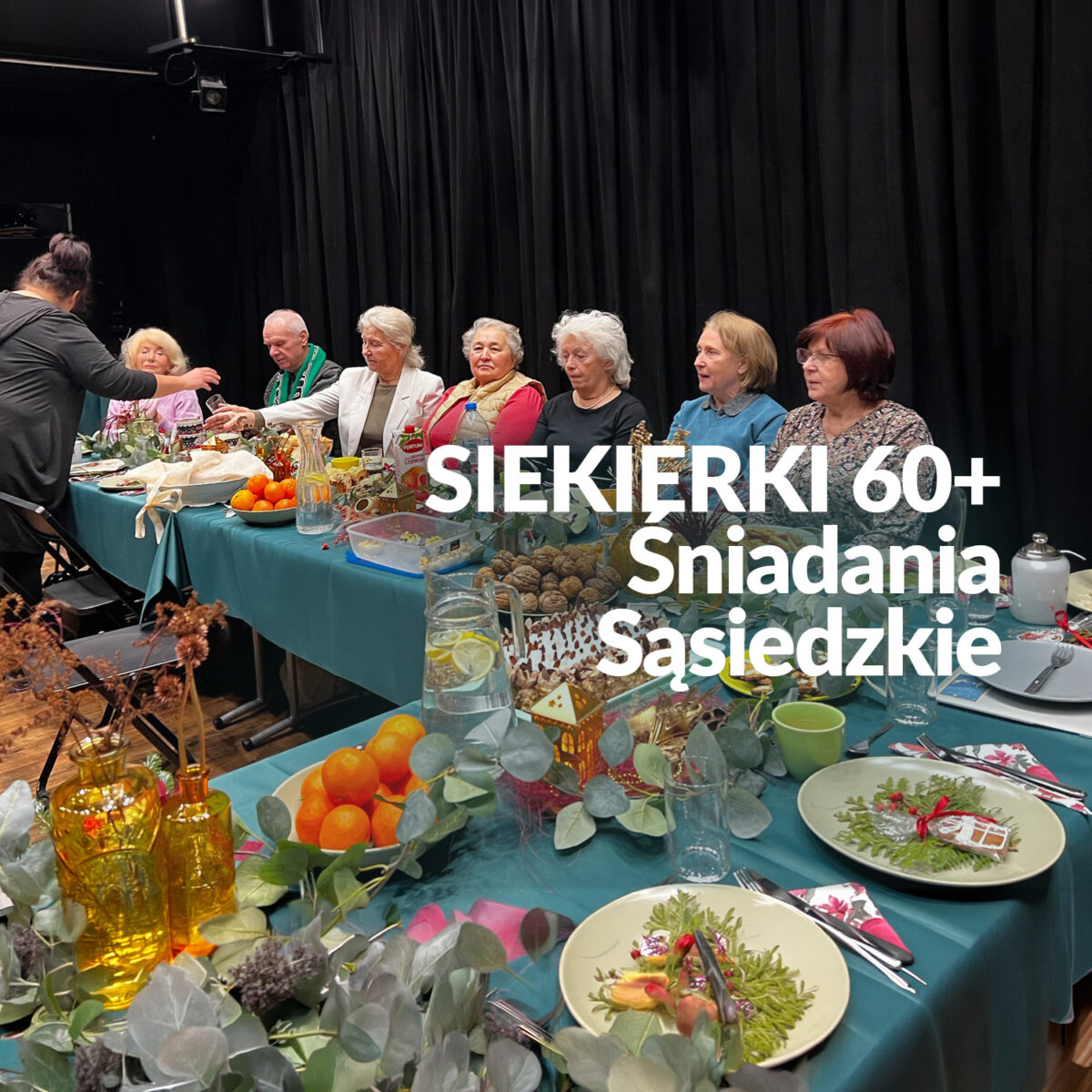 Zdjęcie starszych osób przy bogato zastawionym stole. Napis "Siekierki 60+. Śniadania sąsiedzkie"