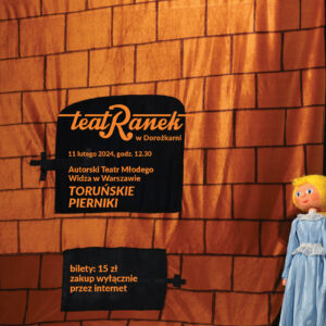 Grafika wydarzenia TeatRanek w Dorożkarni - na pierwszym planie lalka kukiełkowa przedstawiająca dziewczynkę.