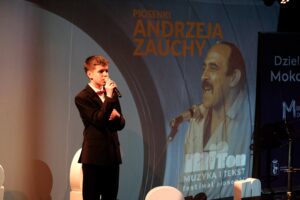 chłopak z mikrofonem na scenie