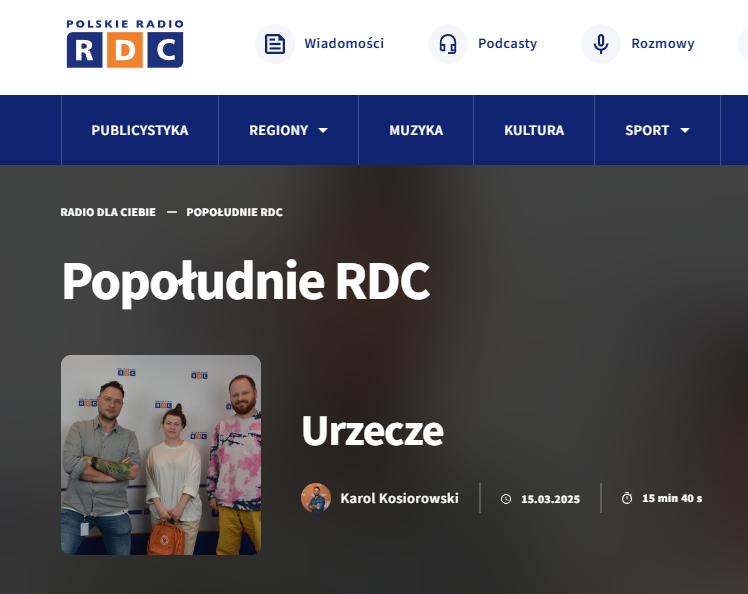 Plansza Radia dla Ciebie ze zdjęciem kobiety i dwóch mężczyzn pozujących do zdjęcia na ściance RDC