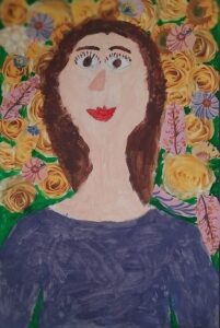 Portret kobiety namalowany farbami, w tle są kwiaty. Jest to dzieło kilkuletniego dziecka