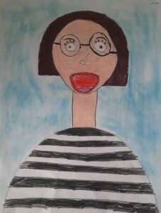 Portret kobiety w okularach w bluzce w paski - rysunek kredkami wykonany przez dziecko