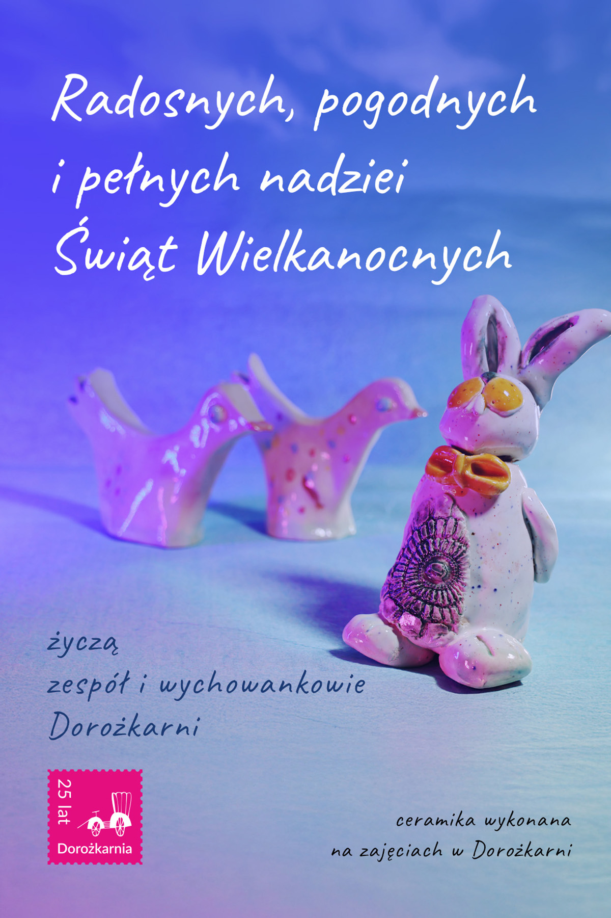 Kartka na Święta Wielkanocne - dwie kurki i zajączek wykonane z ceramik, życzenia od pracowników i wychowanków Dorożkarni