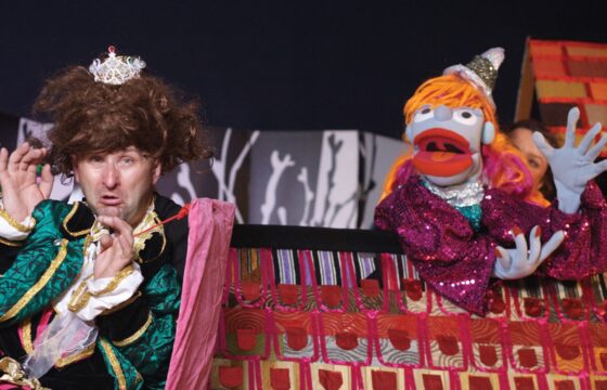 Kukła typu muppet oraz mężczyzna w bajkowym stroju i z koroną na głowie