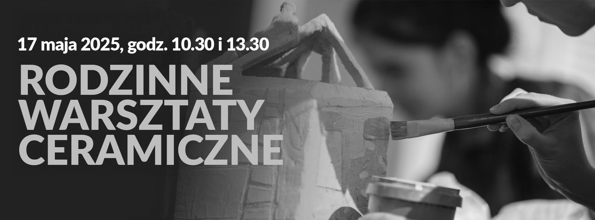 Dłoń z pędzlem, maluje naczynie ceramiczne.