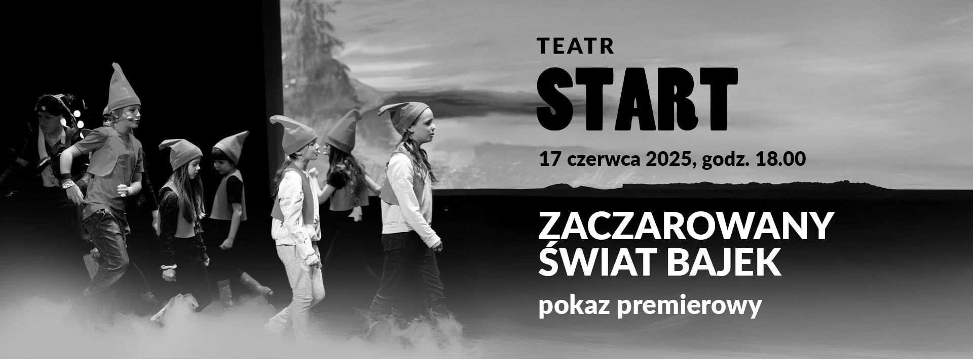 Grupa dzieci na scenie w czapkach krasnala, chodzą w różnych kierunkach w oparach dymu