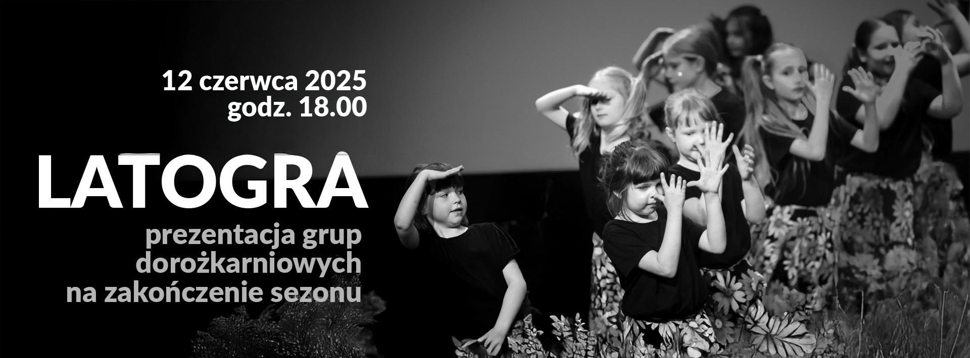 Grupa kilkuletnich dziewczynek na scenie w bluzeczkach z krótkim rękawem i kwiecistych spódniczkach - stoją w różnych pozach