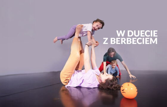 Na zdjęciu dorośli bawiący i tańczący z dziećmi. Wszyscy są radośni. Napis "W duecie z berbeciem"