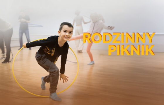 Przetworzona graficznie fotografia bawiących się dzieci. Jedno dziecko chłopiec wysunięte na pierwszy plan bawi się hula-hop