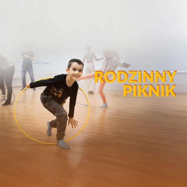 Przetworzona graficznie fotografia bawiących się dzieci. Jedno dziecko chłopiec wysunięte na pierwszy plan bawi się hula-hop