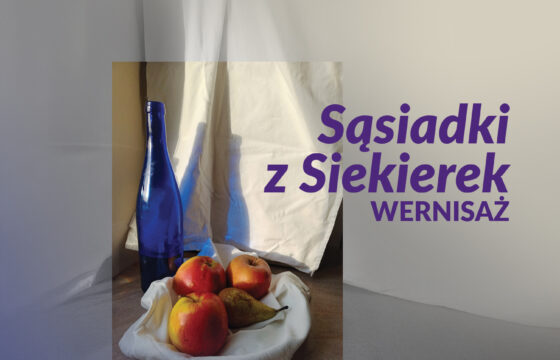 Grafika przedstawiająca zdjęcie stylizowane na obraz martwej natury z butelkami i owocami na tle jasnego płótna. Napis "Sąsiadki z Siekierek wernisaż"