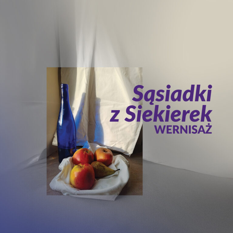 Grafika przedstawiająca zdjęcie stylizowane na obraz martwej natury z butelkami i owocami na tle jasnego płótna. Napis "Sąsiadki z Siekierek wernisaż"