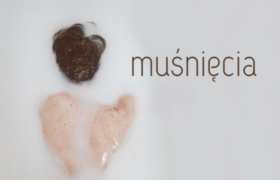 Plecy wyłaniające się z mlecznej wody. Na ich tle napis "Muśnięcia"