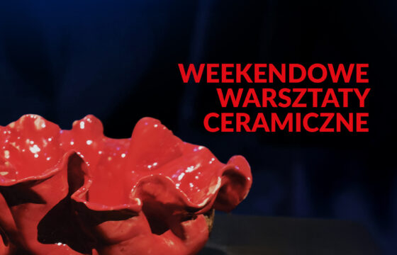 Grafika - gliniana misa o nieregularnych kształtach na ciemnym tle. Napis "Weekendowe warsztaty ceramiczne"