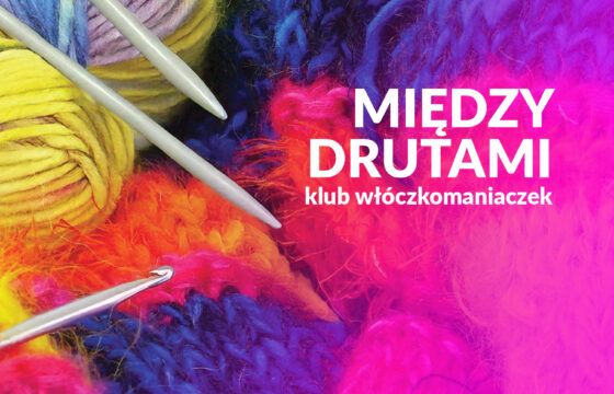 Bardzo kolorowa grafika z widocznymi motkami, włóczką oraz drutami i szydełkiem. Napis :Między drutami. Klub włóczkomaniaczek"