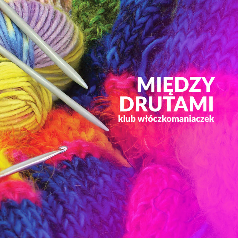 Bardzo kolorowa grafika z widocznymi motkami, włóczką oraz drutami i szydełkiem. Napis :Między drutami. Klub włóczkomaniaczek"
