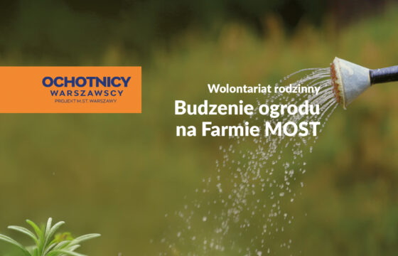 Grafika. Widoczny fragment konewki, z której leci woda na rośliny. Napis "Budzenie ogrodu na farmie most"