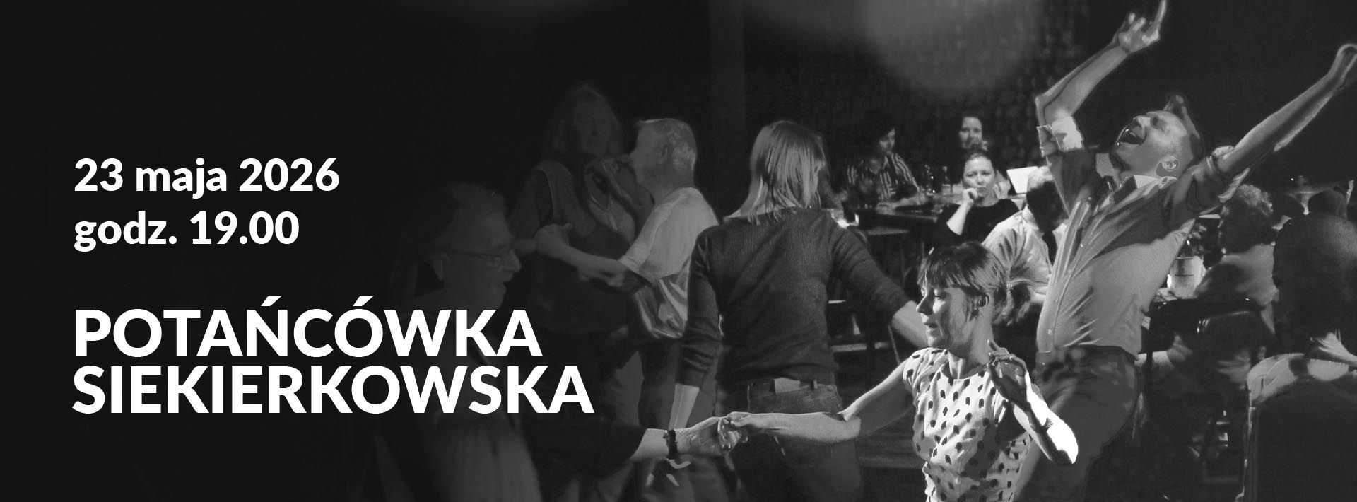 Fotografia monochromatyczna. Grupa tańczących osób w kolorowym świetle reflektorów. Napis "Potańcówka siekierkowska"