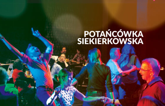 Fotografia. Grupa tańczących osób w kolorowym świetle reflektorów. Napis "Potańcówka siekierkowska"