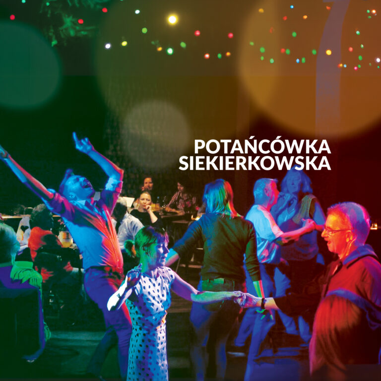 Fotografia. Grupa tańczących osób w kolorowym świetle reflektorów. Napis "Potańcówka siekierkowska"