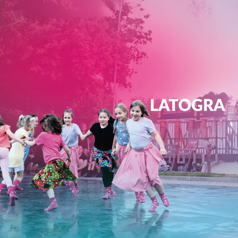 Fotografia tańczących dzieci. Napis "Latogra"