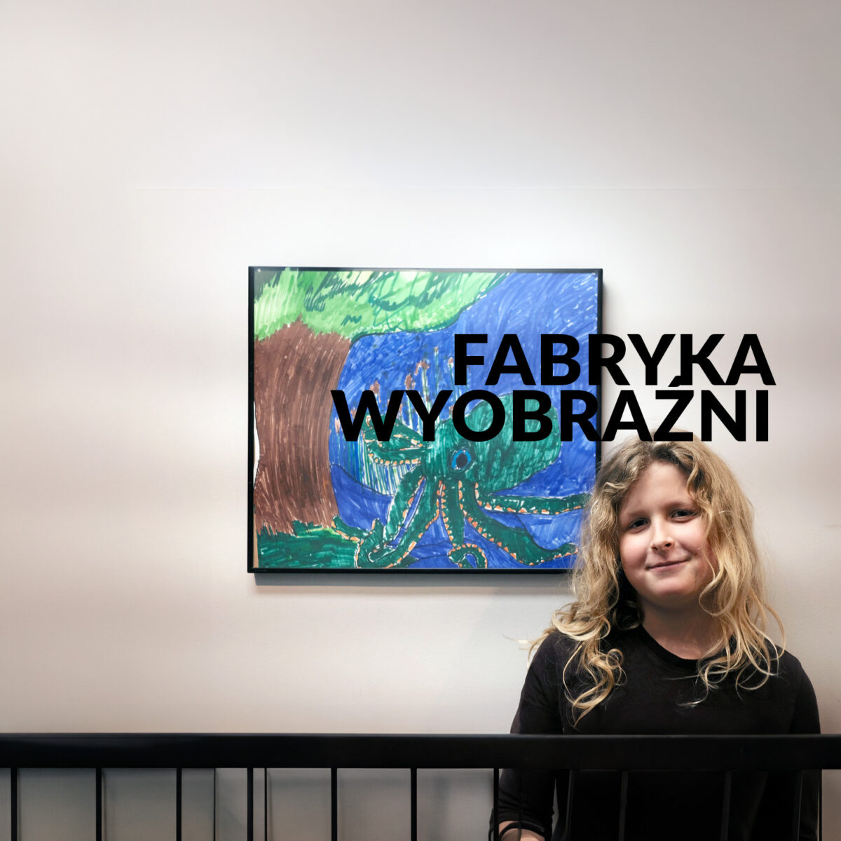 Zdjęcie dziewczynki na tle własnoręcznie wykonanego obrazu. Napis "Fabryka wyobraźni"