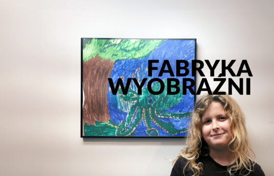 Zdjęcie dziewczynki na tle własnoręcznie wykonanego obrazu. Napis "Fabryka wyobraźni"