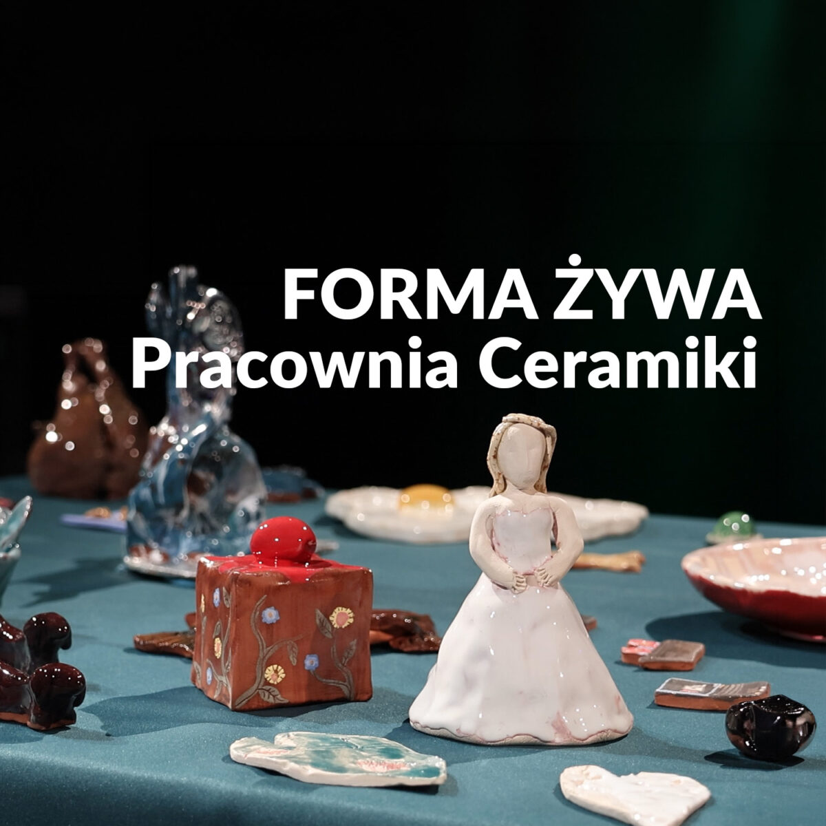 Zdjęcie różnych przedmiotów z gliny. Napis "Forma żywa. Pracownia ceramiki"