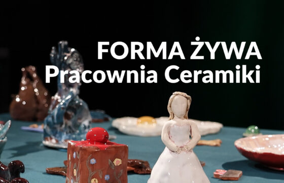 Zdjęcie różnych przedmiotów z gliny. Napis "Forma żywa. Pracownia ceramiki"