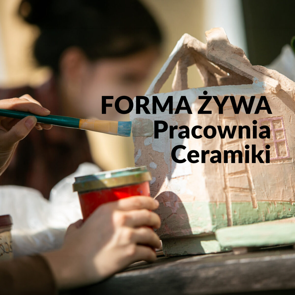 Na zdjęciu ceramiczny domek malowany przez kogoś. Napis "Forma żywa. Pracownia ceramiki"