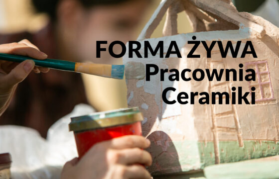 Na zdjęciu ceramiczny domek malowany przez kogoś. Napis "Forma żywa. Pracownia ceramiki"