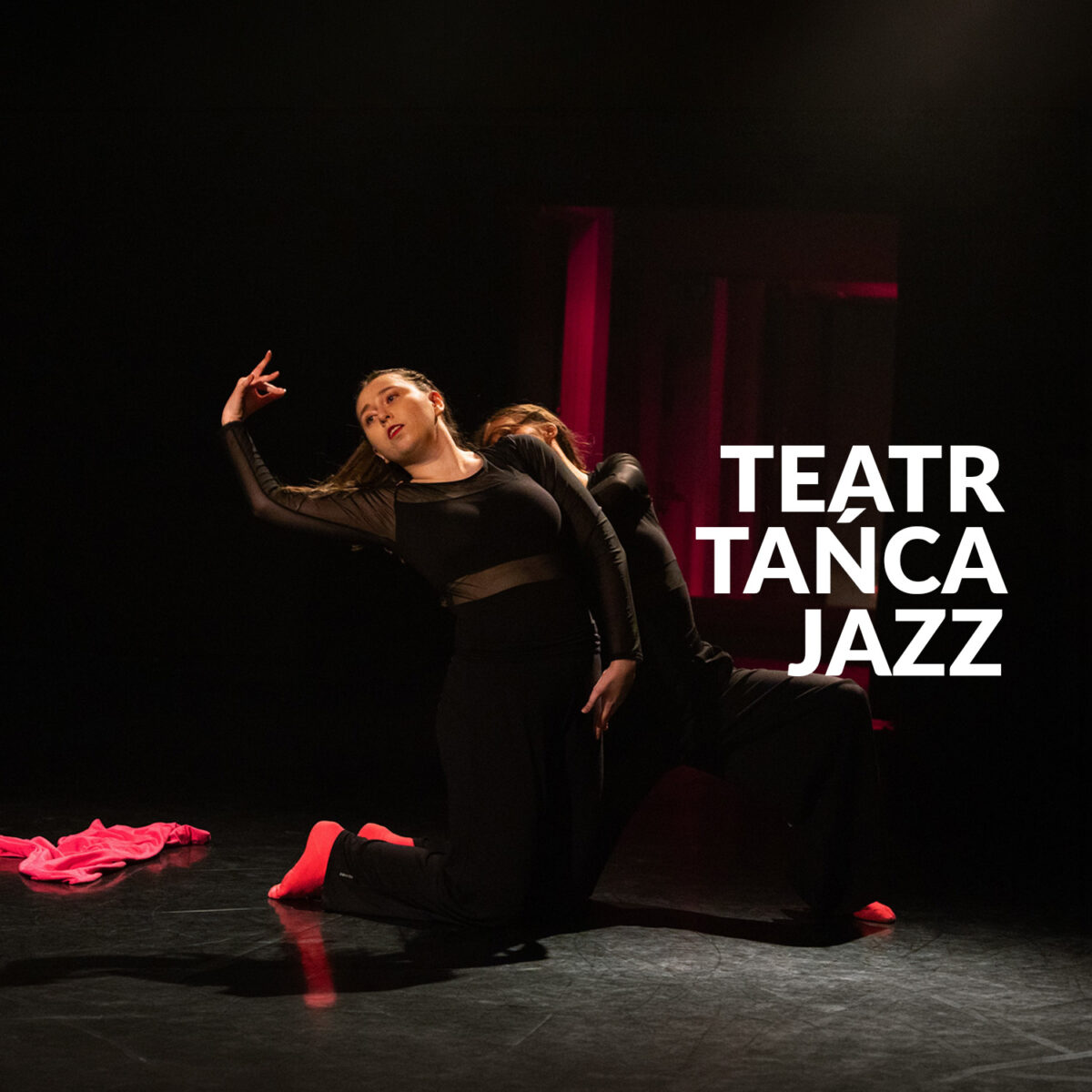 Zdjęcie dwóch tancerek na scenie. Napis "Teatr Tańca Jazz"