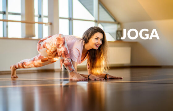Zdjęcie kobiety w jednej z jogowych pozycji. Napis "Joga"