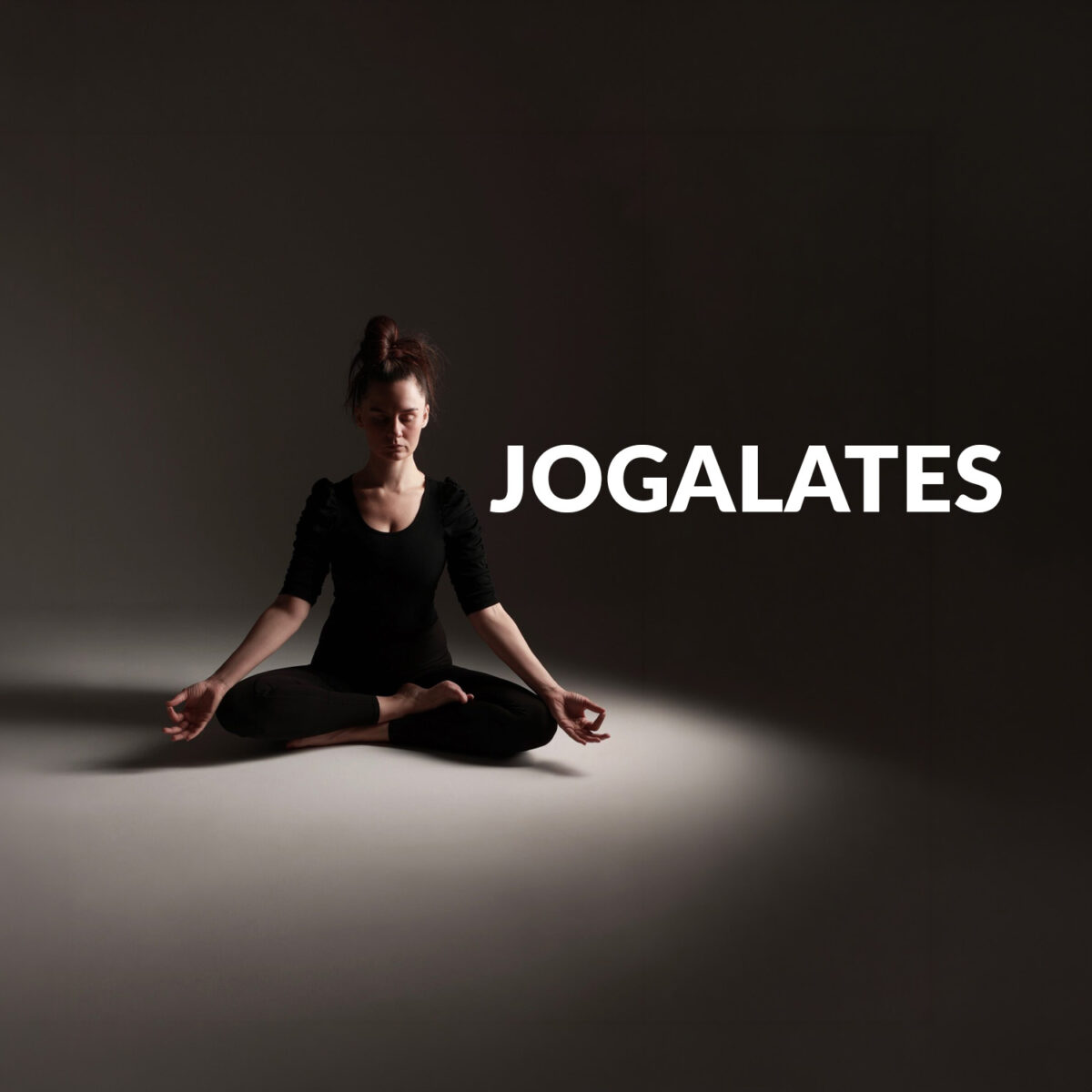 Zdjęcie medytującej kobiety. Napis "Jogalates"