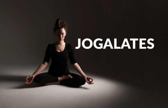 Zdjęcie medytującej kobiety. Napis "Jogalates"