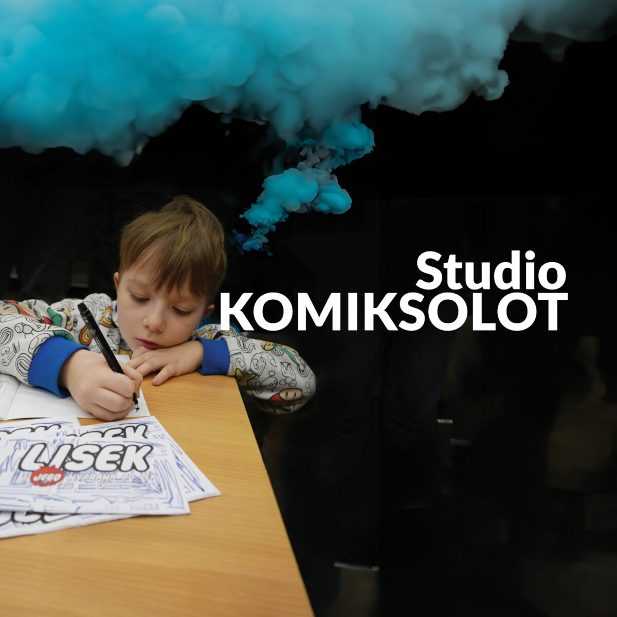 Zdjęcie graficzne zmienione. Chłopiec rysujący komiks (zdjęcie) z jego głowy wydobywa się dym (grafika). Napis "Studio Komiksolot"