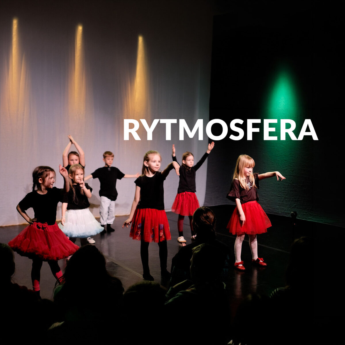 Zdjęcie grupki dziewczynek na scenie. Napis "Rytmosfera"