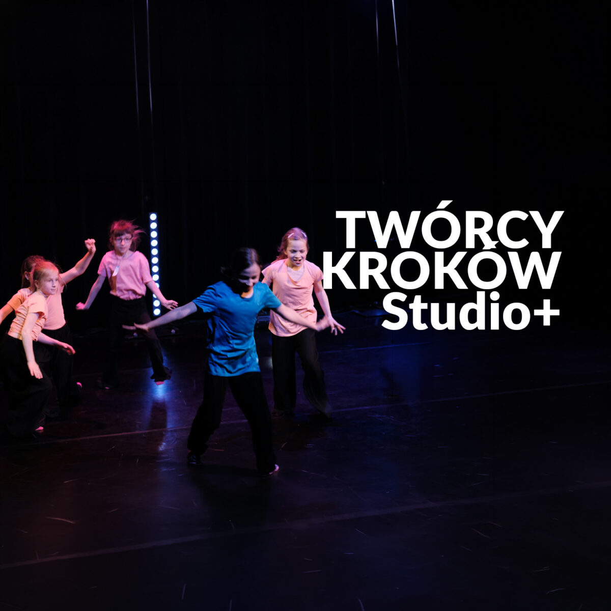 Zdjęcie tańczących dziewczynek. Napis "Twórcy kroków. Studio+"