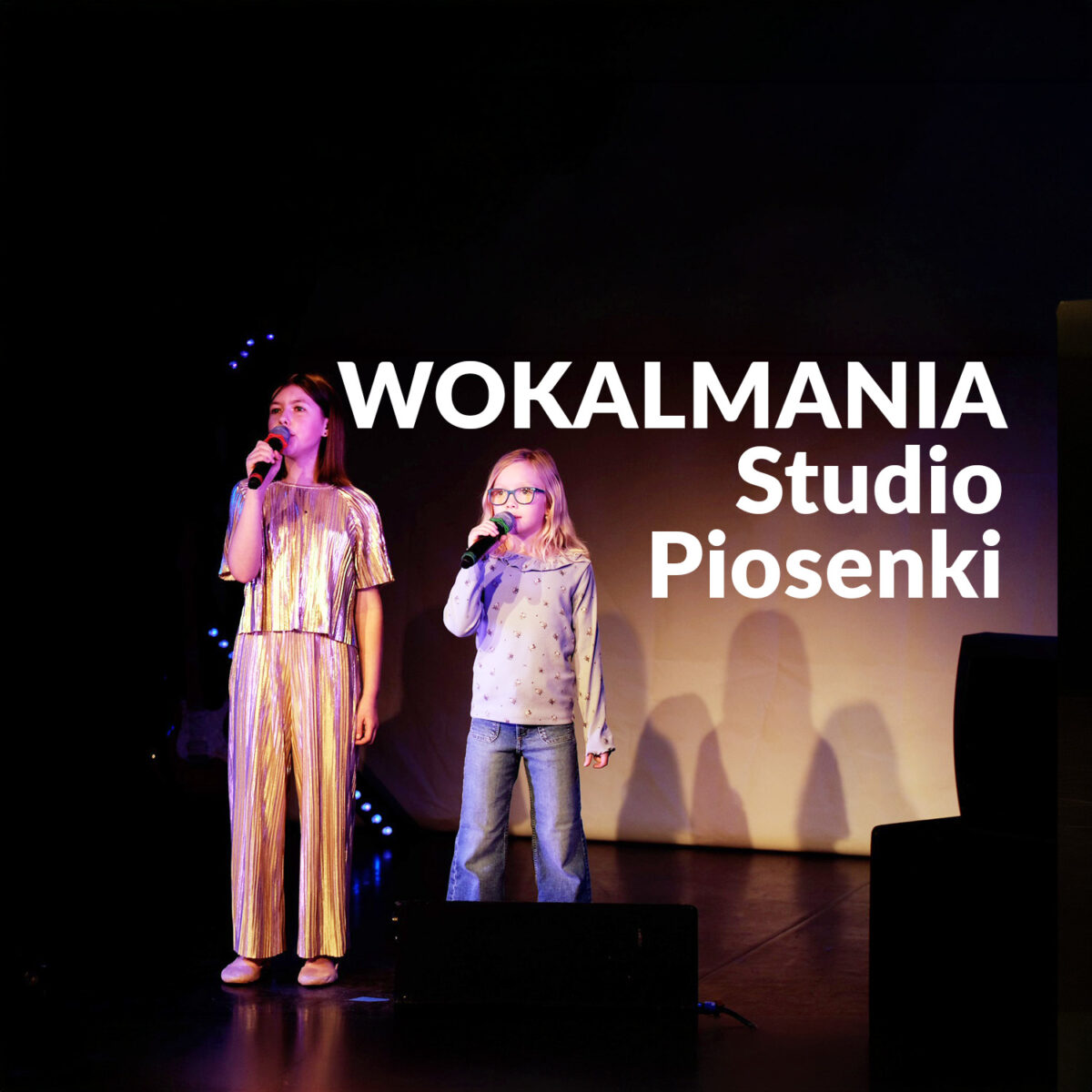 Fotografia dwóch śpiewających dziewczynek