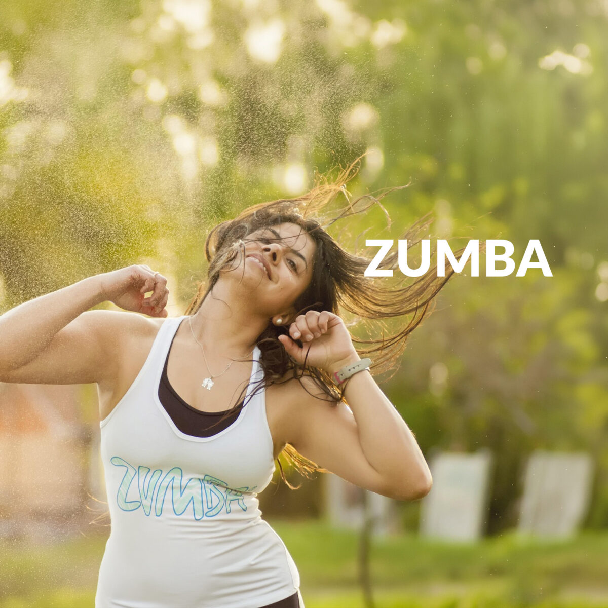 Zdjęcie roztańczonej kobiety. Napis "Zumba"