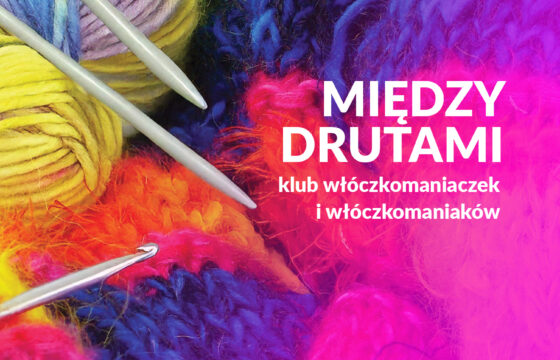 Bardzo kolorowa grafika z widocznymi motkami, włóczką oraz drutami i szydełkiem. Napis :Między drutami. Klub włóczkomaniaczek i włóczkomanaików"