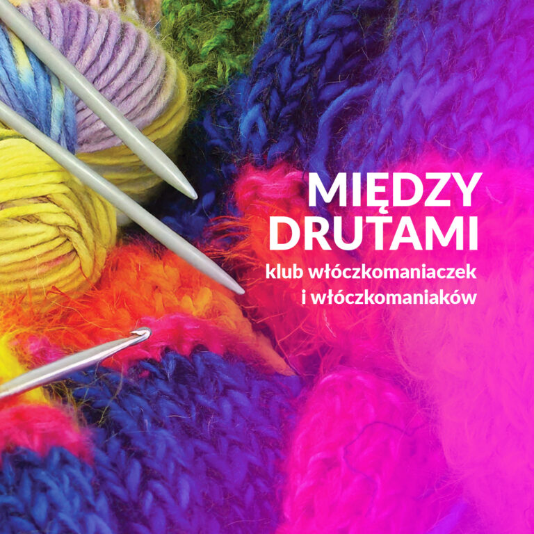 Bardzo kolorowa grafika z widocznymi motkami, włóczką oraz drutami i szydełkiem. Napis :Między drutami. Klub włóczkomaniaczek i włóczkomanaików"
