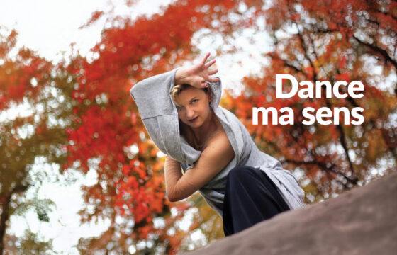 Zdjęcie przedstawiające kobietę w tanecznej pozie na tle drzew. Napis "Dance ma sens"