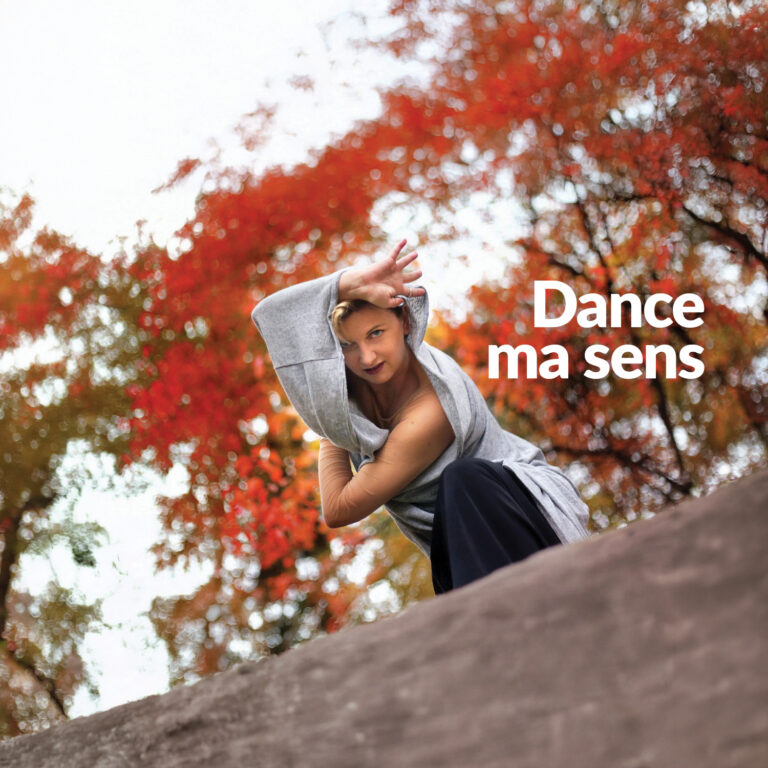 Zdjęcie przedstawiające kobietę w tanecznej pozie na tle drzew. Napis "Dance ma sens"