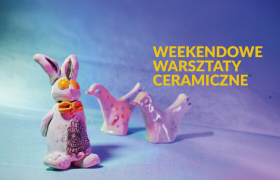 Grafika. Trzy figurki gliniane różnej wielkości. Napis "Weekendowe warsztaty ceramiczne"
