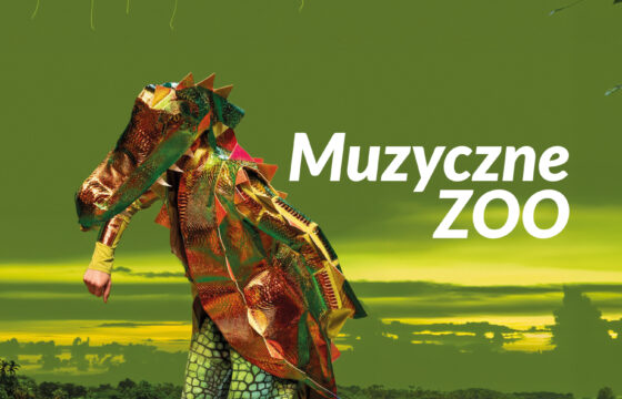 Zdjęcie. Aktor w przebraniu smoka, z tkaniny. Napis "Muzyczne ZOO".