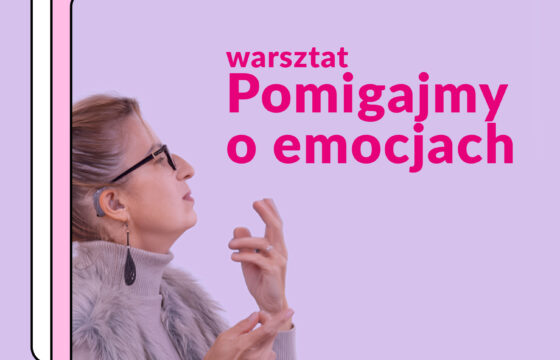 Grafika połączona z fotografią. Zdjęcie migającej w PJM kobiety. Napis "Warsztat Pomigajmy o emocjach"