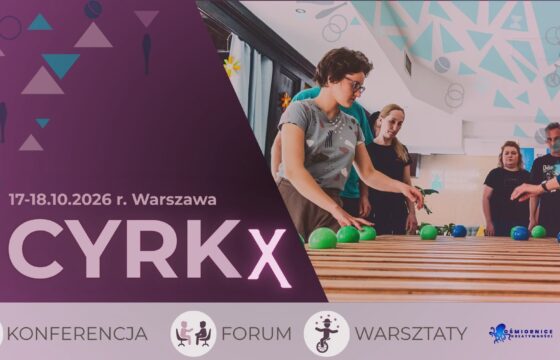 Grafika połączona z fotografią - osoby przy stole są czymś zajęte. Napis "CYRKx - konferencja, forum, warsztaty"