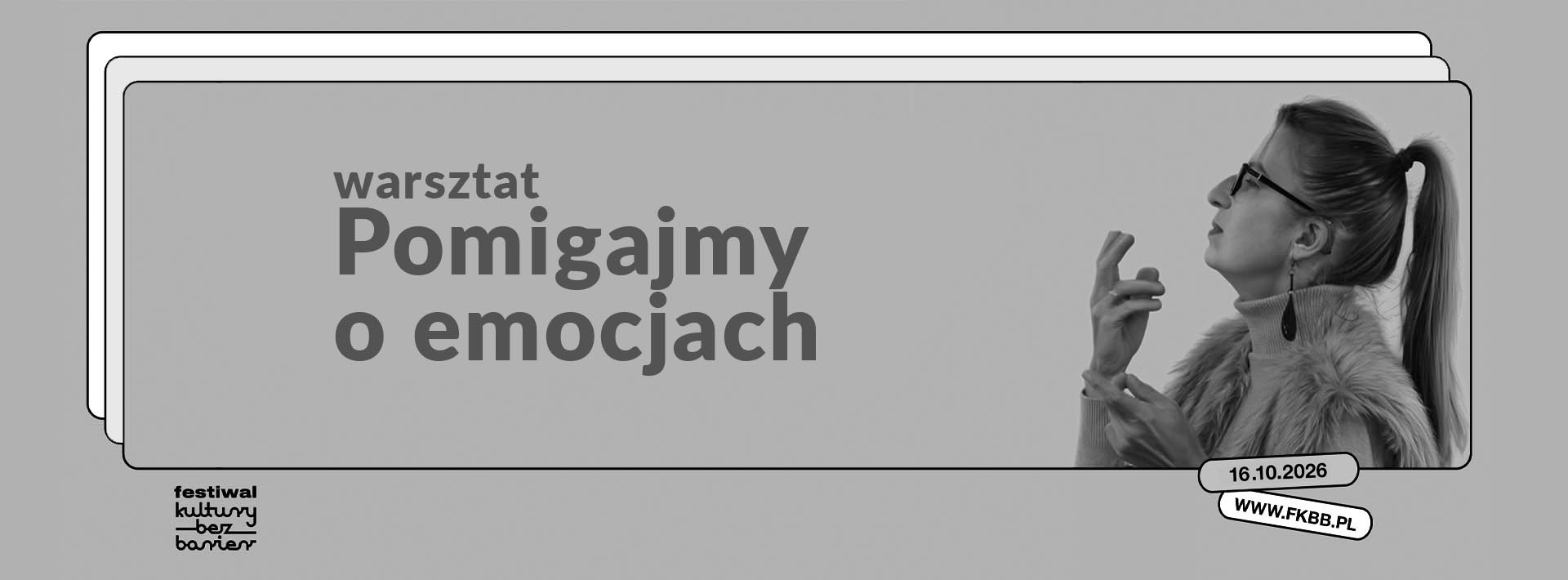 20261016 bezbarier slider Grafika połączona z fotografią. Zdjęcie migającej w PJM kobiety. Napis "Warsztat Pomigajmy o emocjach"